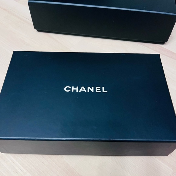 CHANEL SMALL NAVY BLUE PATENT LEATHER ZIP AROUND WALLET - Picture 15 of 15